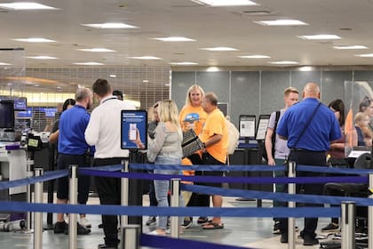 Los agentes de la TSA son los encargados de verificar la identidad de un pasajero antes de abordar un avión