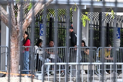 Los alguaciles que respaldan el acuerdo con ICE insisten en que solo se aplica a quienes representan un riesgo para la seguridad
