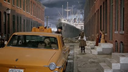 Los artificiales decorados y las supuestas fallas técnicas en el uso de fondos proyectados abonaron el fracaso de la película por su anacronismo y falta de autenticidad