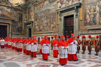 Los cardenales caminan en procesión hacia la Capilla Sixtina al comienzo del cónclave de 2005