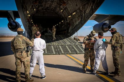 Los primeros inmigrantes trasladados a Guantánamo, en imágenes publicadas por el Departamento de Seguridad Nacional (DHS, por sus siglas en inglés)