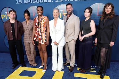 Los protagonistas de la serie de Max The Pitt, Gerran Howell, Shabana Azeez, Tracy Ifeachor, Katherine LaNasa, Noah Wyle, Isa Briones y Fiona Dourif festejaron el éxito de la primera temporada del drama médico