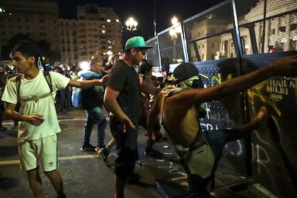 Los últimos manifestantes, los más violentos