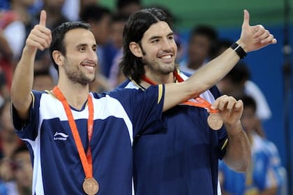Manu Ginóbili y Luis Scola celebran la medalla de bronce en Pekin 2008.