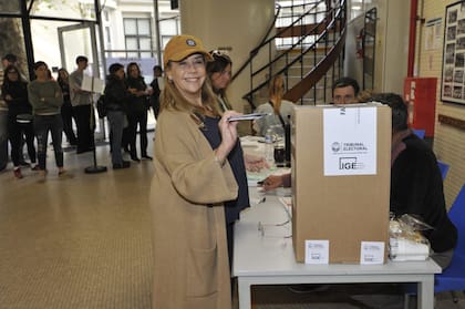 Marcela Tinayre fue a votar antes del mediodía. Muy sonriente, hizo la cola, esperó su turno y finalmente emitió su voto