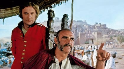 Michael Caine y Sean Connery fueron los dos actores ingleses elegidos para interpretar a los aventureros de la era imperial imaginados por la nouvelle de Kipling.