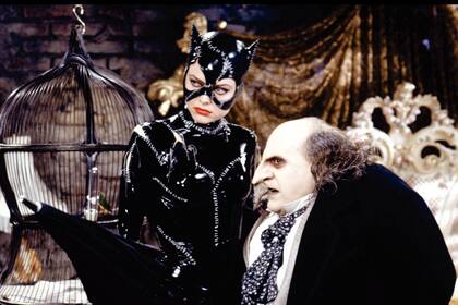 Michelle Pfeiffer, como Gatúbela, y Danny DeVito, como el Pingüino