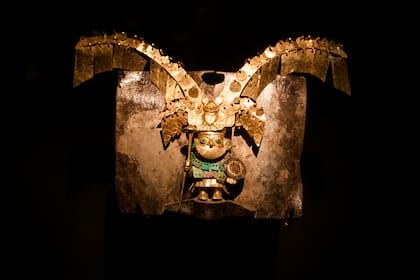 Nariguera hallada en la tumba del Viejo Señor de Sipán. Museo Tumbas Reales de Sipán.