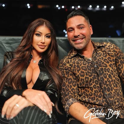 Oscar de la Hoya junto a su novia, la modelo Holly Sonders