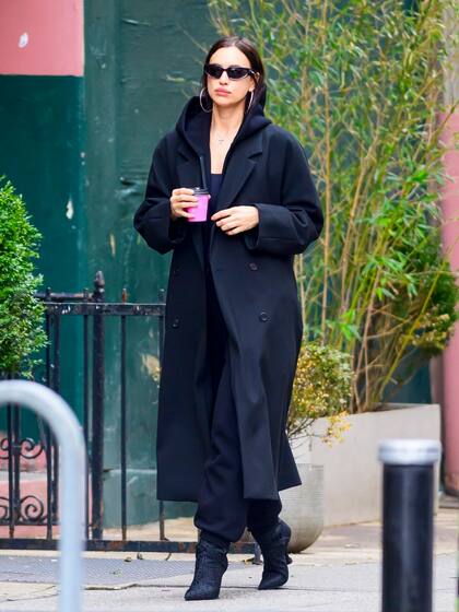 Parece que Irina Shayk y Bradley Cooper ya no se llevan tan bien como en otros tiempos: esta semana, el actor fue visto dejando a su hija Lea en el colegio e Irina entró sola 5 minutos después. Bradley se marchó a los pocos minutos de llegar Irina, mientras que la modelo rusa fue vista saliendo del colegio para tomar un café. Este encuentro, en el que se evitaron completamente, resultó extraño en la expareja, a la que a menudo se los ve juntos y afectuosos