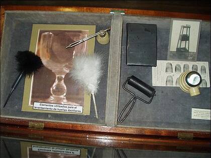 Parte de la muestra de los objetos de Juan Vucetich en el Museo Policial de la Provincia de Buenos Aires