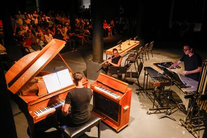 Patricia García (flauta), Lucas Urdampilleta (piano) y Bruno Lo Bianco (percusión) interpretaron un fragmento de la obra For Philip Gustom, de Morton Feldman