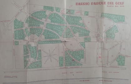 Plano con anotaciones del arq. Dubourg, que compartió su hijo Julián. El doblez central coincide con la ubicación del hotel.