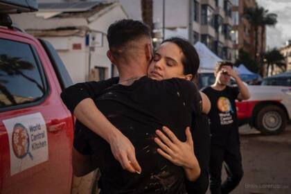 Rosalía conteniendo a sus fans en Valencia