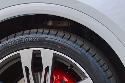 Si existen los dos puntos de color, se debe priorizar al rojo