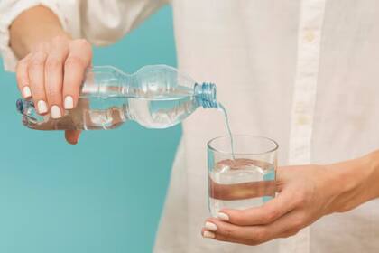 Si se observa decoloración en el agua, se aconseja dejar correr el grifo durante varios minutos hasta que el agua recupere su claridad habitual. Foto: Archivo.