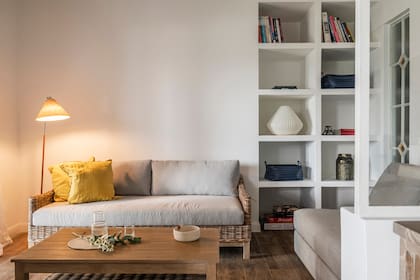 Sillones (MTD Arquitectura). La lámpara de pie y la mesa baja ya las tenían en la casa.