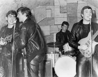 The Beatles en Liverpool, en febrero de 1961, en el mítico The Cavern Club, con Pete Best a la batería