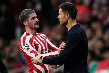 Un encuentro entre Rodrigo De Paul y Xabi Alonso, técnico de Bayer Leverkusen