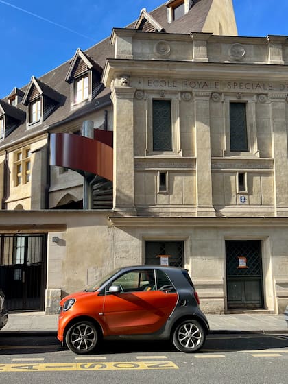 Una escena muy europea: un auto XS en SaintGermain-des-Prés.