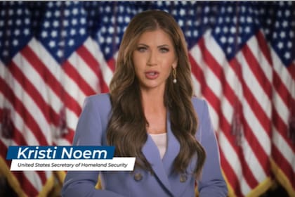 “Váyanse ahora”, instó la secretaria de Seguridad Nacional, Kristi Noem, en una campaña publicitaria