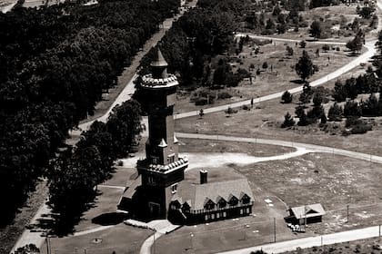 Vista del hotel L'Auberge a fines de los años 40, con la torre, el salón de té y sus primeras 10 habitaciones. En 1962 se haría el anexo con la primera ampliación.