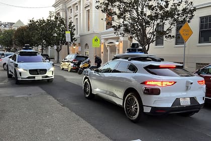 Waymo, la empresa de autos sin conductor de Google, enfrenta denuncias de vecinos y autoridades en Austin por maniobras peligrosas
